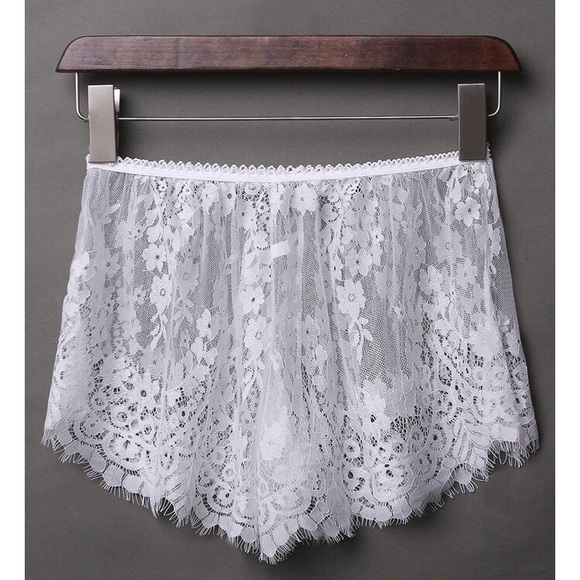LACE SHORTS - Picture 3 of 6